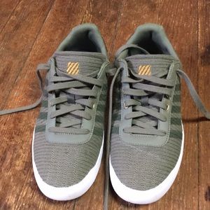Women’s size 11 K-Swiss Canvas Shoe